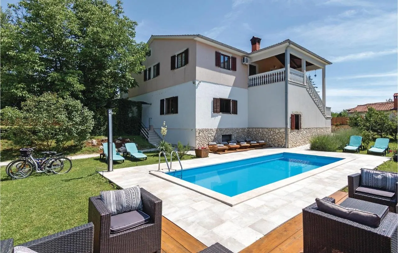 4 Bedroom Cozy Home In Jakacici Batlug