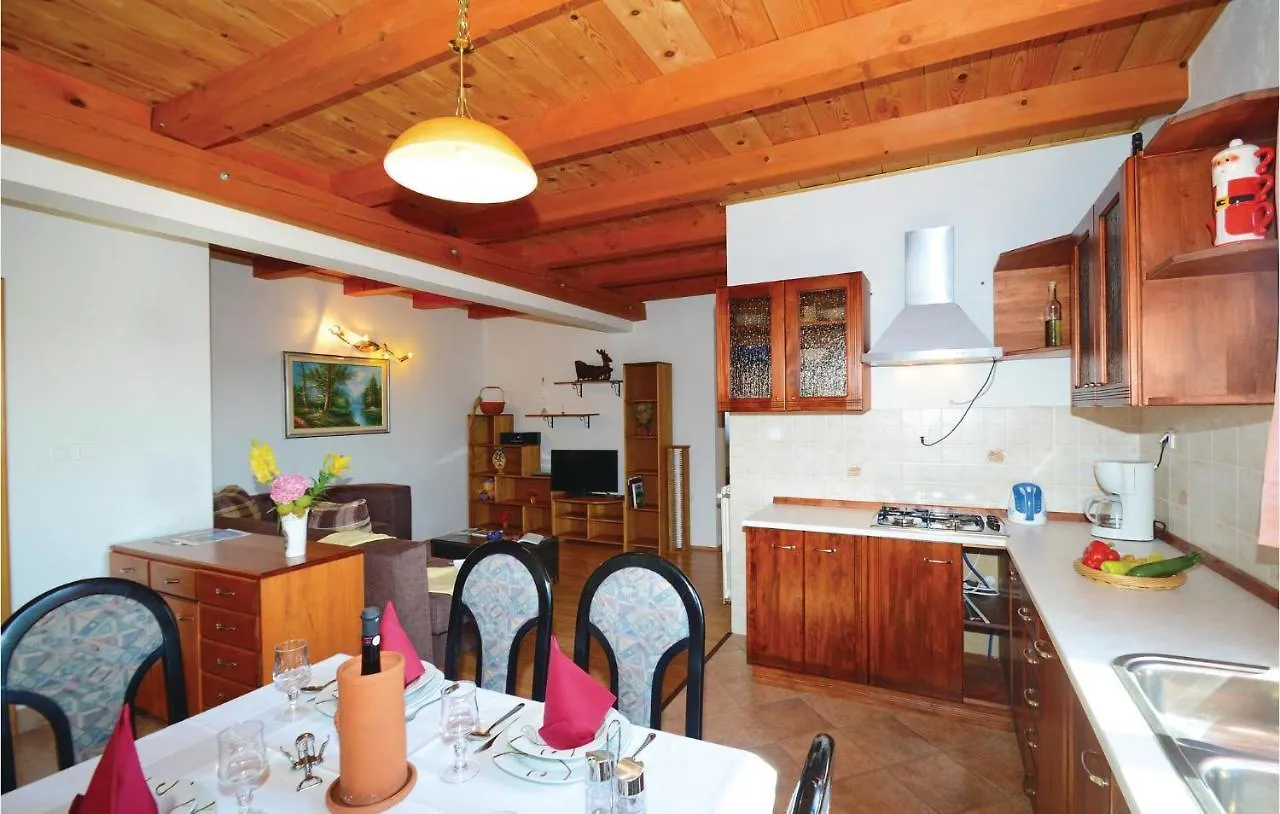 4 Bedroom Cozy Home In Jakacici Batlug