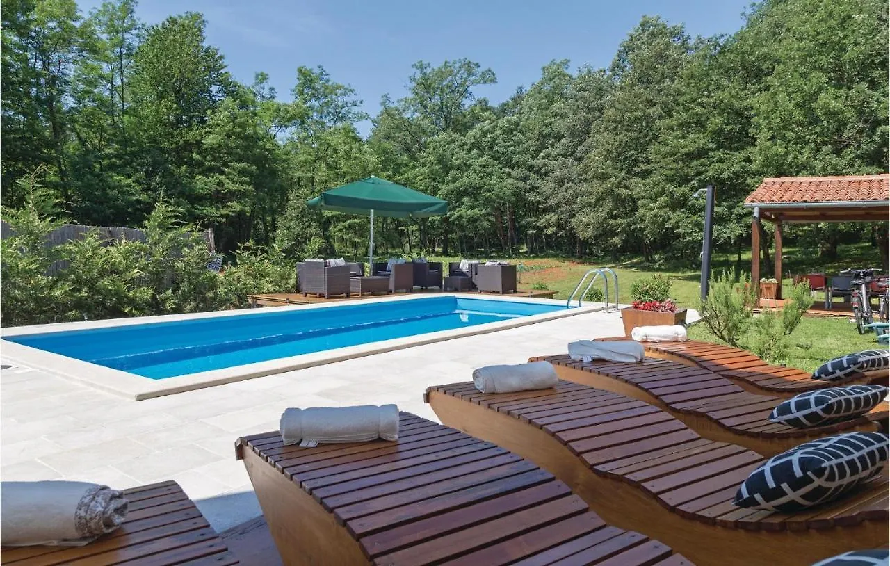 4 Bedroom Cozy Home In Jakacici Croatia