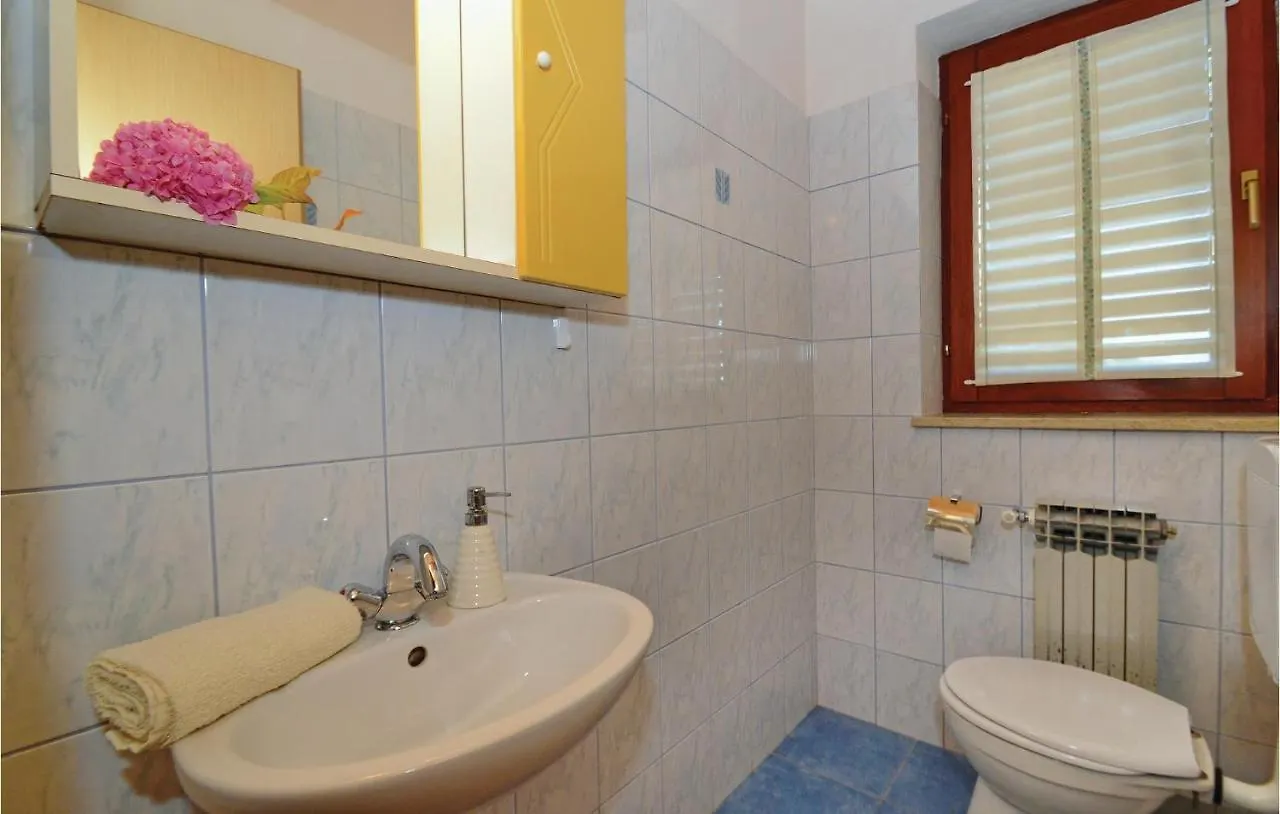4 Bedroom Cozy Home In Jakacici Batlug